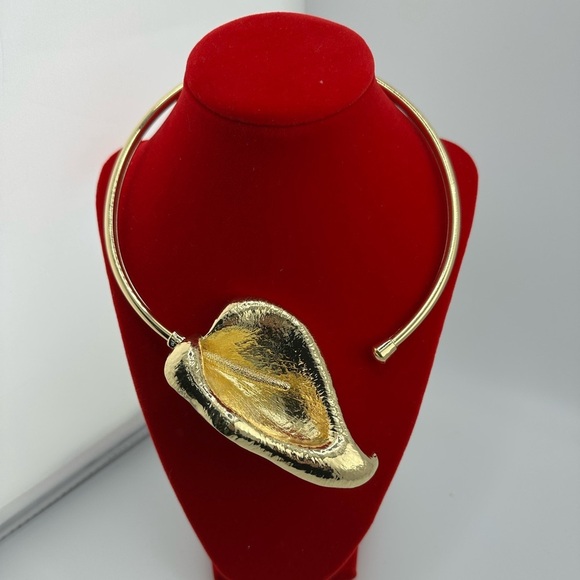 Zara Horseshoe Lotus Gold Bangle Flower Necklace - Picture 5 of 12